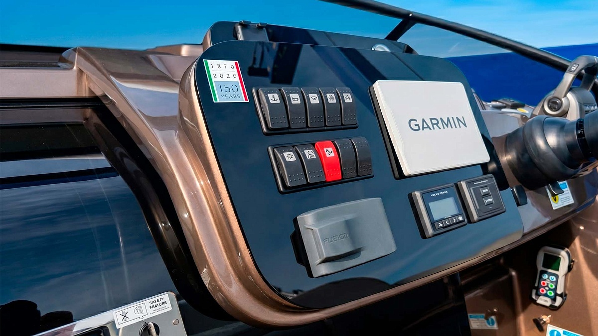 Продажа нового круизера Cranchi 30 Enduranceна Пхукете - приборная панель