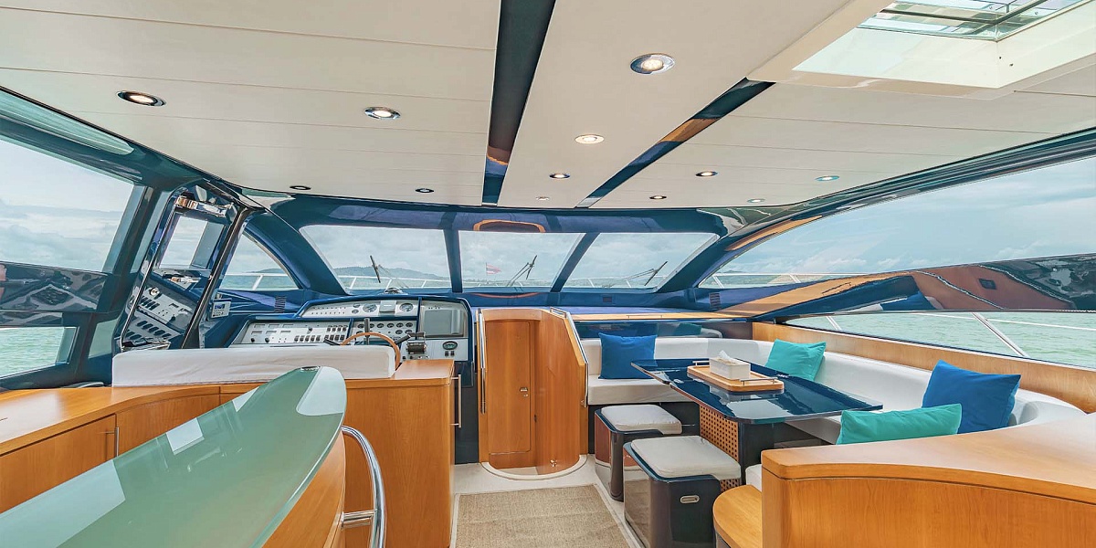 Аренда яхты Riva 70 Aria Blue на Пхукете - диваны в салоне