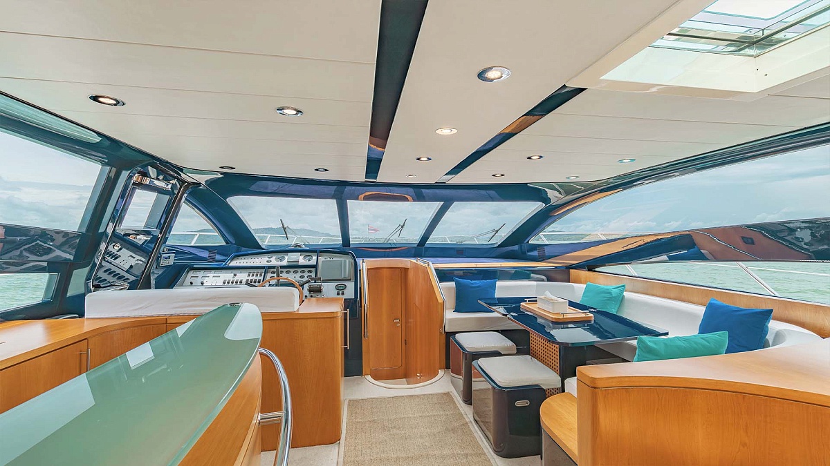 Аренда яхты Riva 70 Aria Blue на Пхукете - диваны в салоне