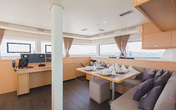 Аренда парусного катамарана Lagoon 52F BLUE MOON, Пхукет, Тайланд - обеденная зона в салоне катамарана