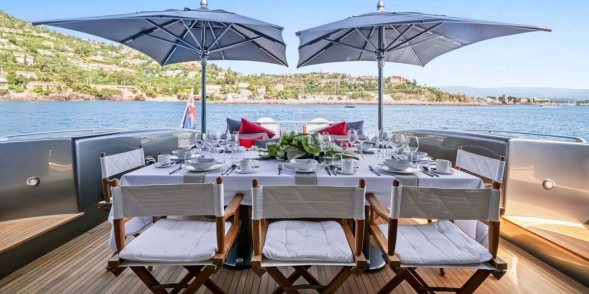 Mangusta 108 JFF стол на корме - аренда яхты во Франции: Канны, Ницца, Монако, Сен-Тропе