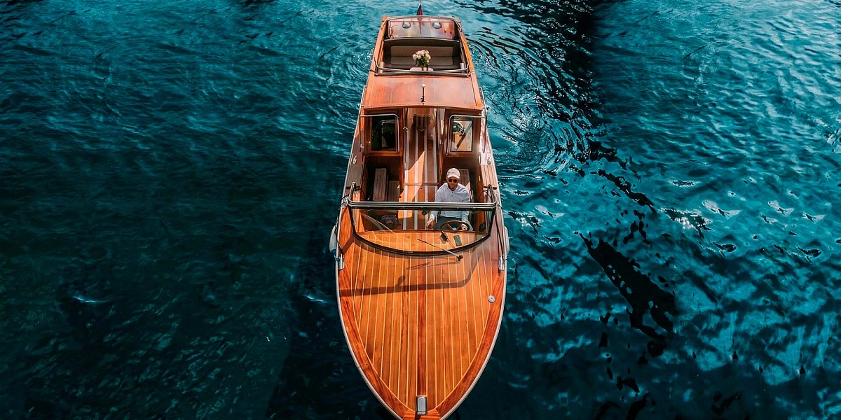 Аренда катера Императрица в Петербурге - вид с носа