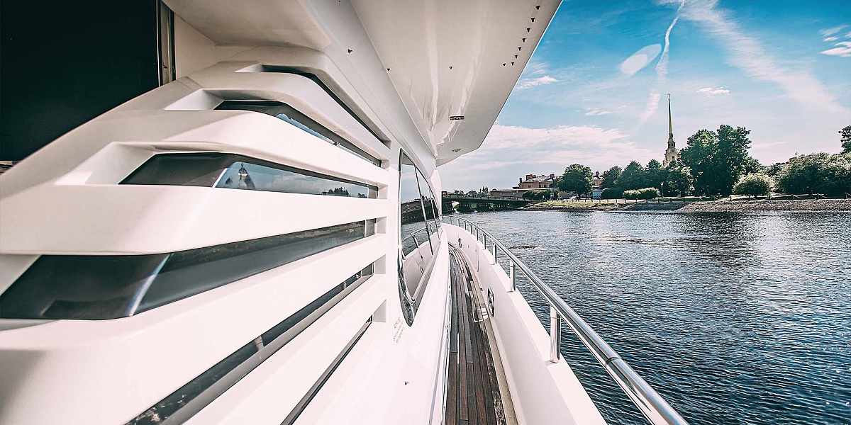 Аренда моторной яхты Elegance 65 в Санкт-Петербурге