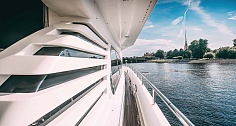 Аренда моторной яхты Elegance 65 в Санкт-Петербурге