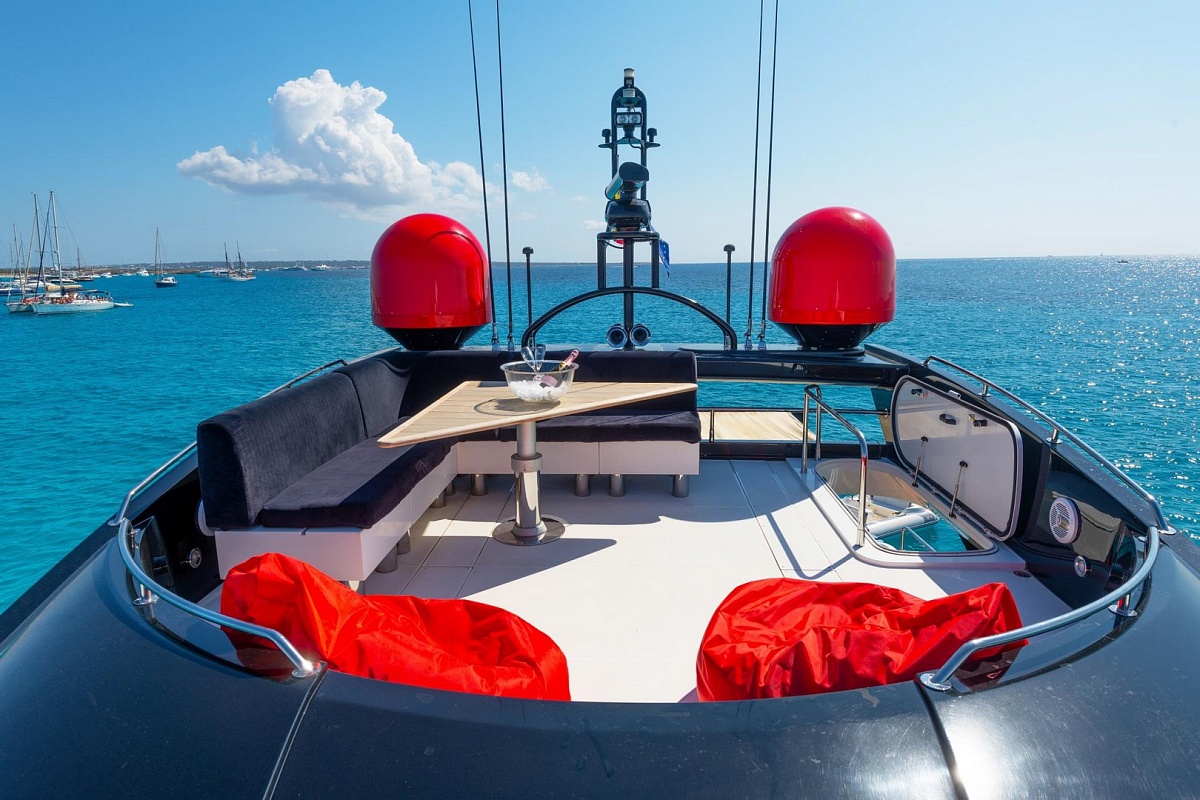 Аренда моторной яхты Sunseeker Predator 84 на Ибице, Балеарские острова - флайбридж
