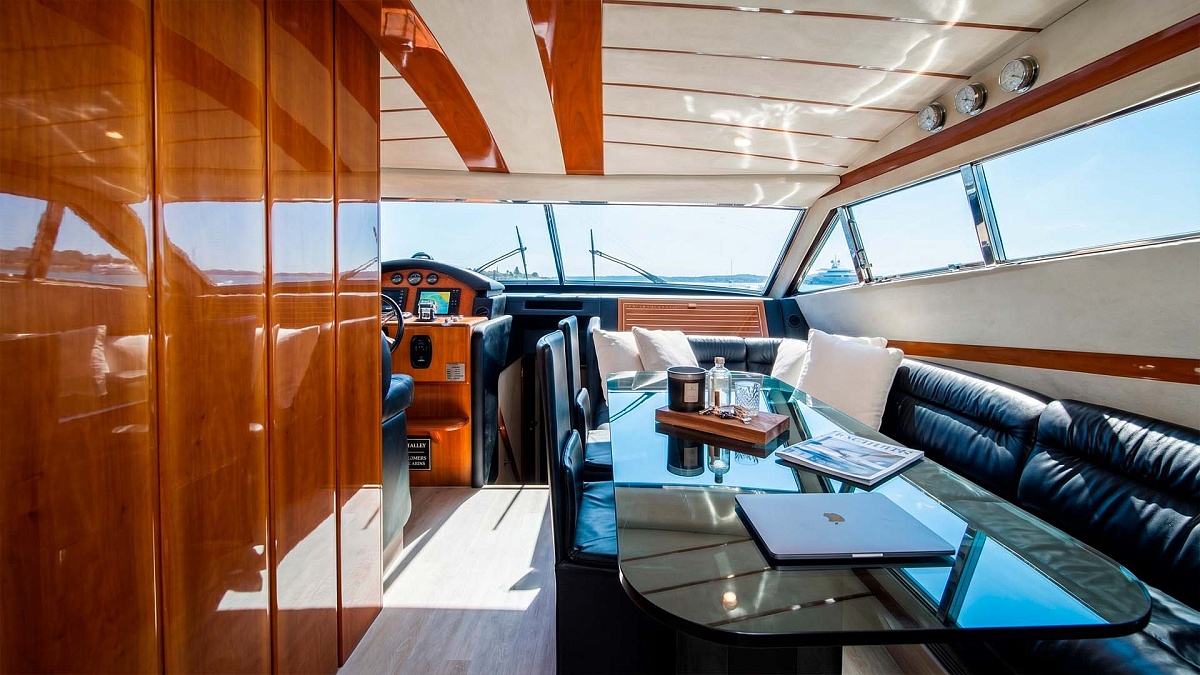 Аренда яхты Ferretti 68 на Миконосе - обеденный стол в салоне