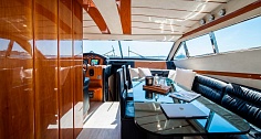 Аренда яхты Ferretti 68 на Миконосе - обеденный стол в салоне