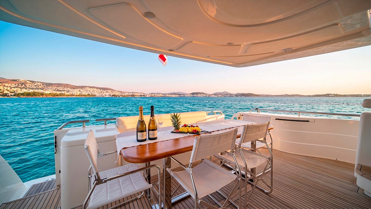 Аренда яхты Ferretti 68 на Миконосе - обеденный стол на корме