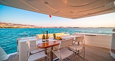 Аренда яхты Ferretti 68 на Миконосе - обеденный стол на корме