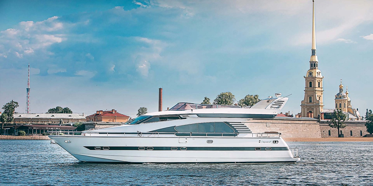 Аренда моторной яхты Elegance 65 в Санкт-Петербурге - вид сбоку