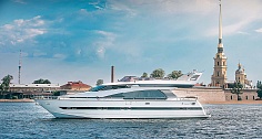 Аренда моторной яхты Elegance 65 в Санкт-Петербурге - вид сбоку