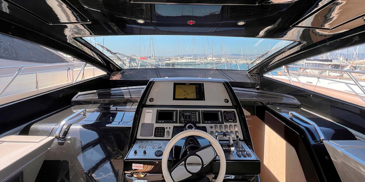 Аренда яхты Riva 63 Vertigo во Франции - капитанский пост