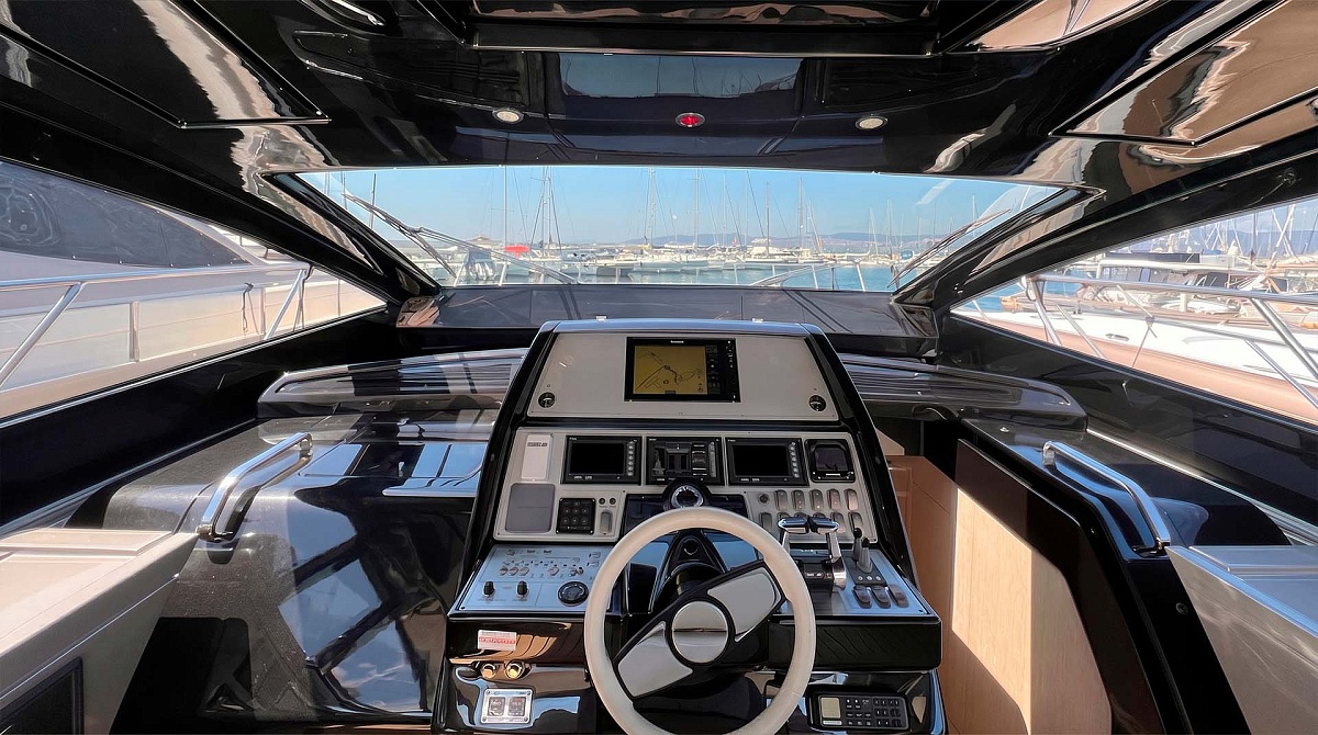 Аренда яхты Riva 63 Vertigo во Франции - капитанский пост