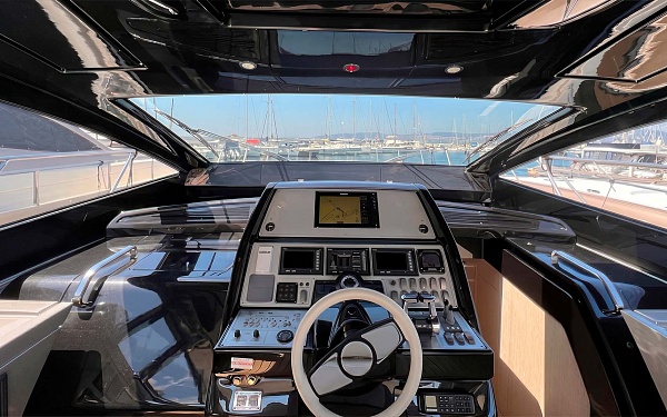 Аренда яхты Riva 63 Vertigo во Франции - капитанский пост