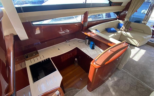 Аренда моторной яхты Princess 57 в Москве - кухня