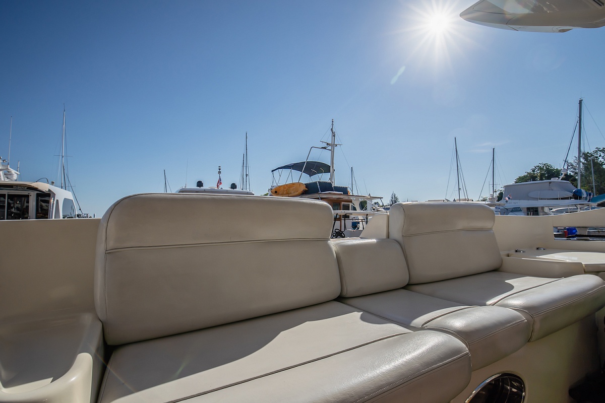 Аренда моторной яхты Azimut 55 MY After 8 на Пхукете, Тайланд - диваны на корме