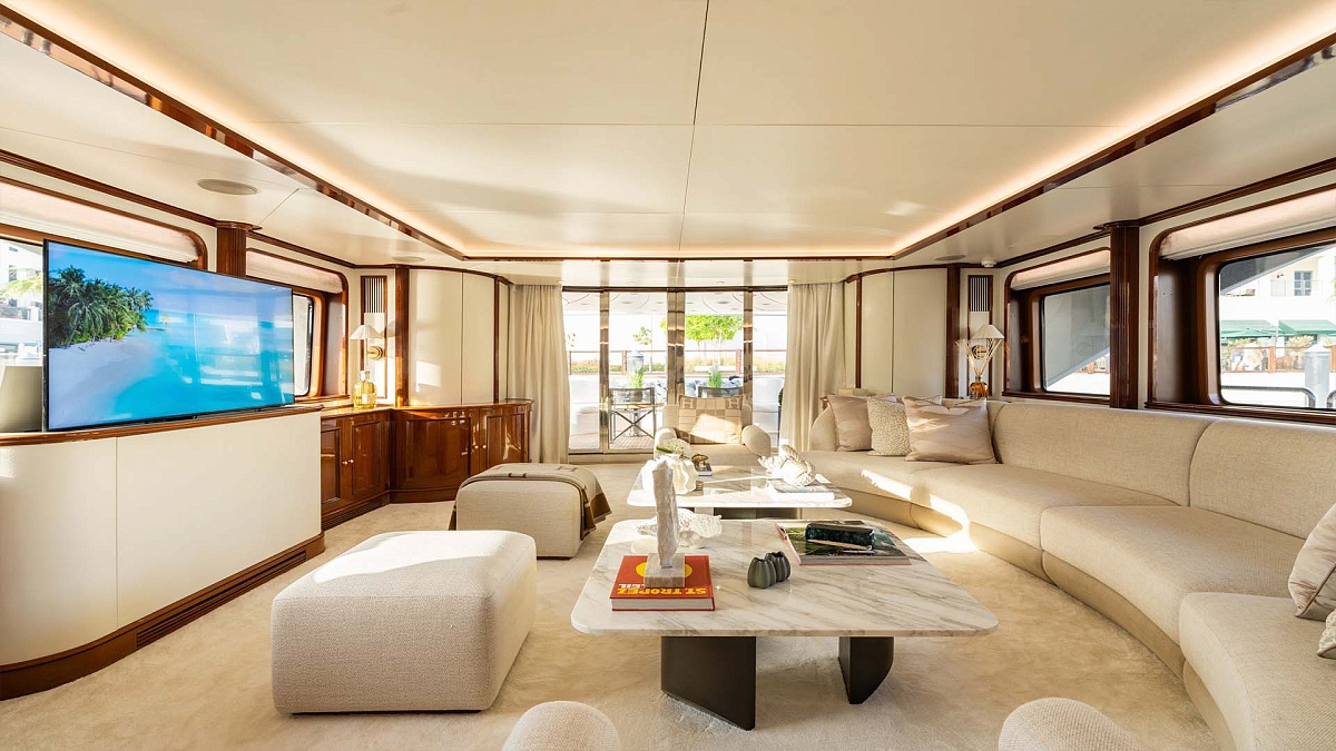 Главный салон яхты Benetti 115 DXB во Франции