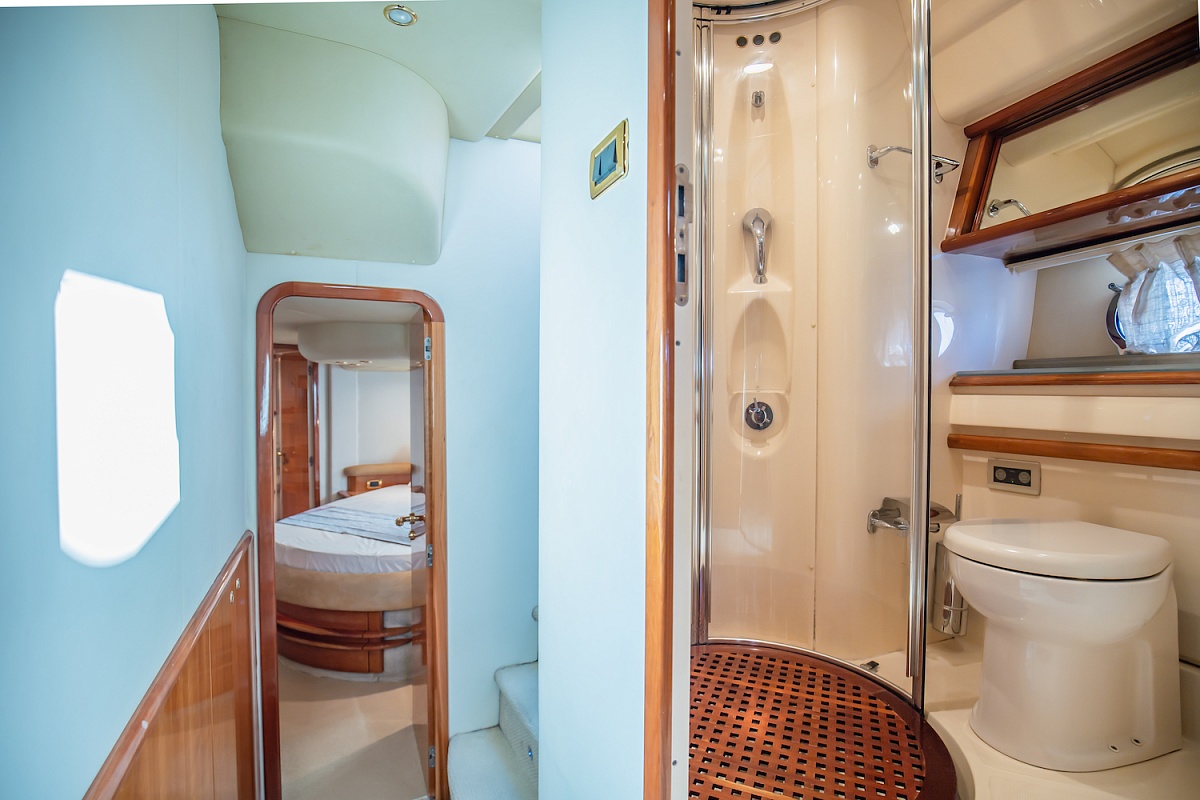 Аренда моторной яхты Azimut 55 MY After 8 на Пхукете, Тайланд - душ и гальюн
