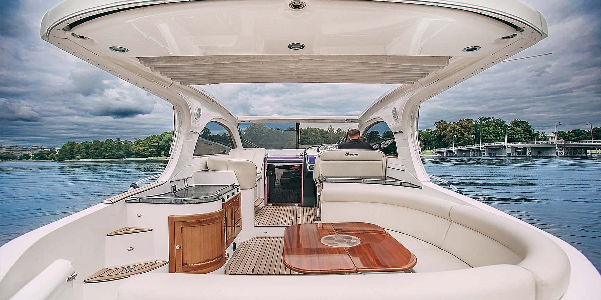 Аренда каютного катера Nordic 38 в Санкт-Петербурге - вид на кокпит