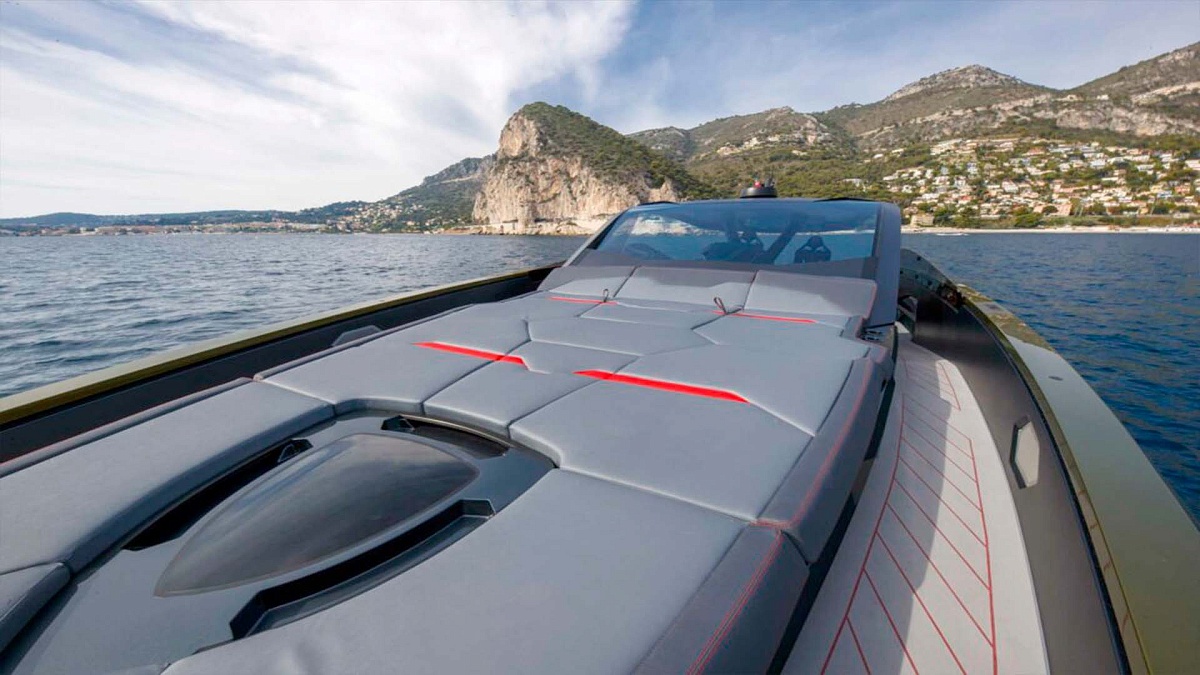 Лежаки на носу - Lamborghini 63 во Франции