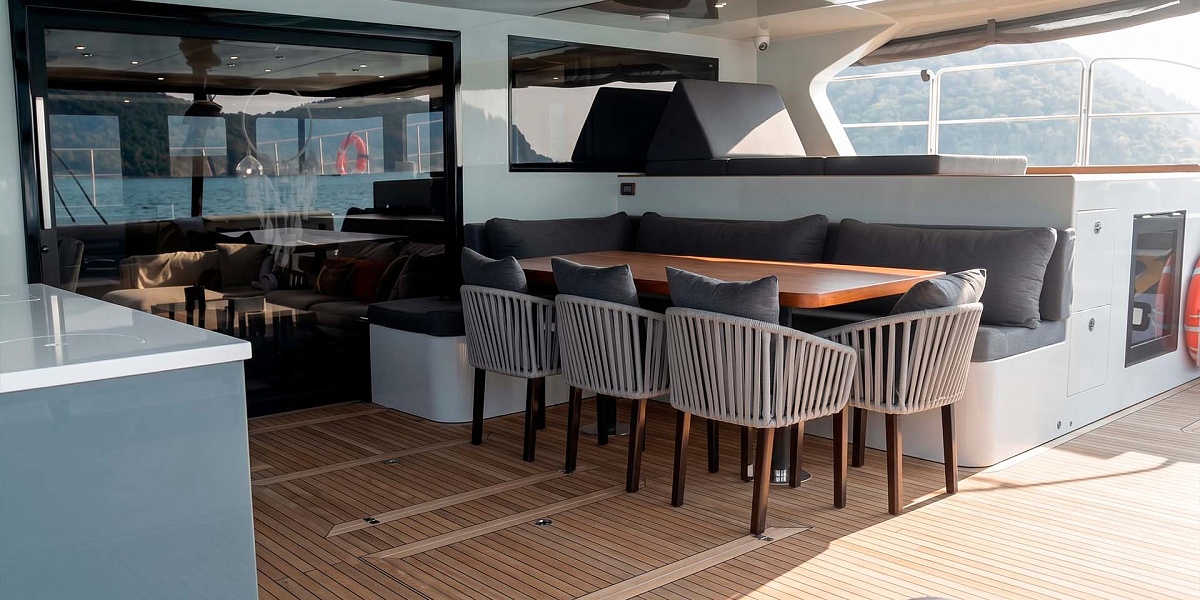 Купить моторный катамаран Floeth Yachts Solstice 67 - стол на корме