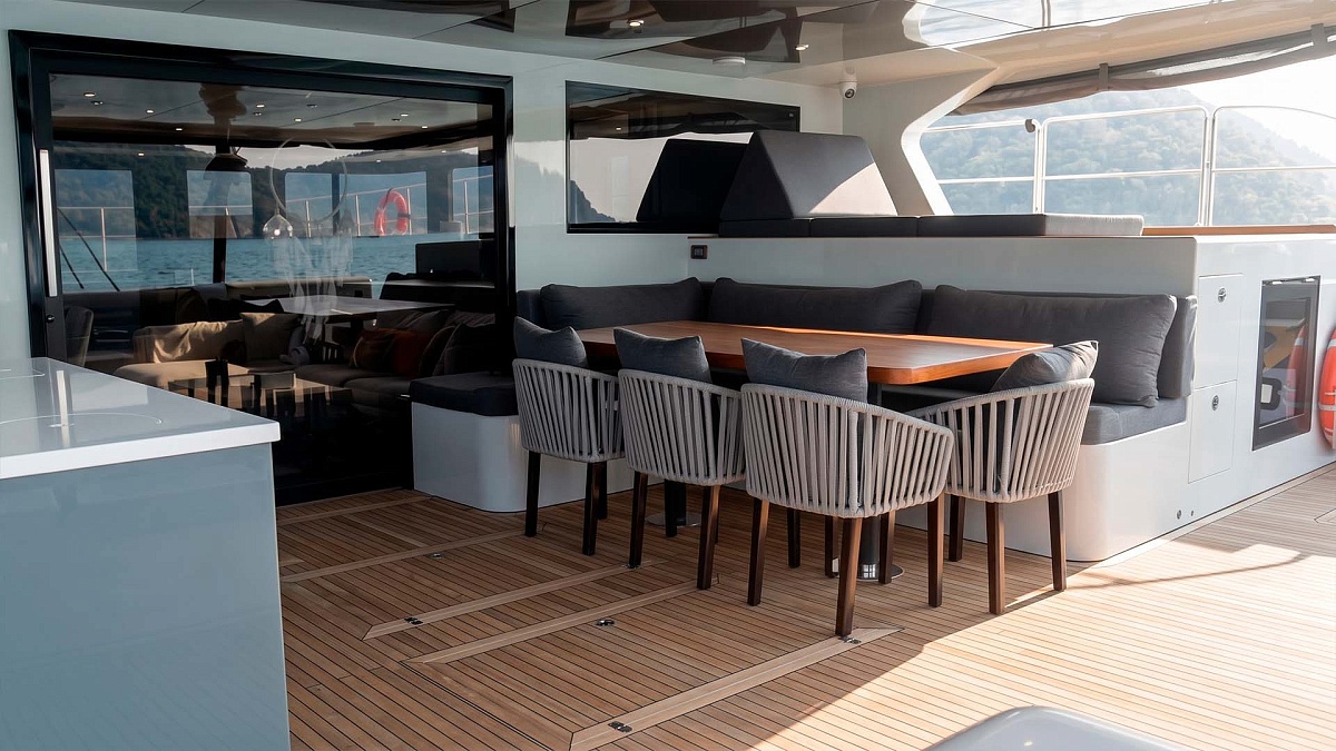 Купить моторный катамаран Floeth Yachts Solstice 67 - стол на корме