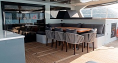 Купить моторный катамаран Floeth Yachts Solstice 67 - стол на корме