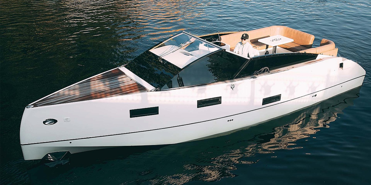 Аренда катера Белуга в Санкт-Петербурге