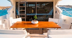 Аренда яхты Ferretti 53 на Миконосе - лаунж зона на корме