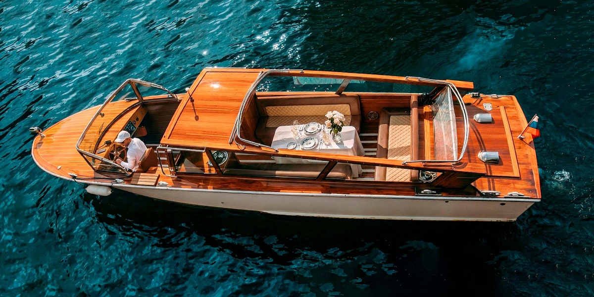 Аренда катера Императрица в Питере - вид сверху