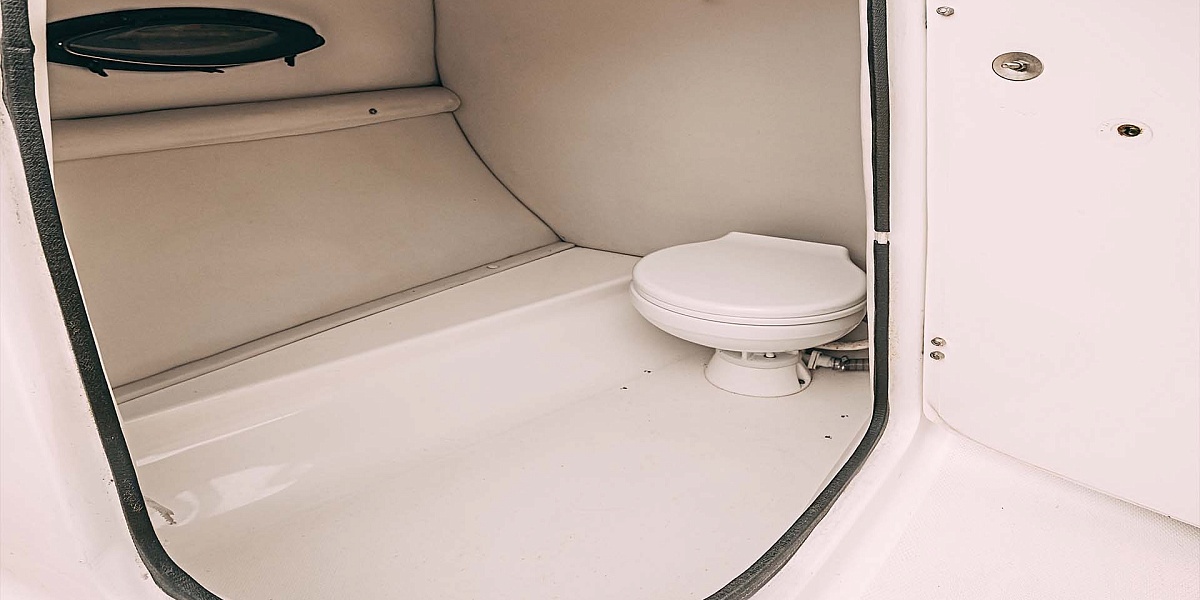 АрендаChaparral Sunesta 254 МАМБА - туалет катера Chaparral Sunesta 254 М