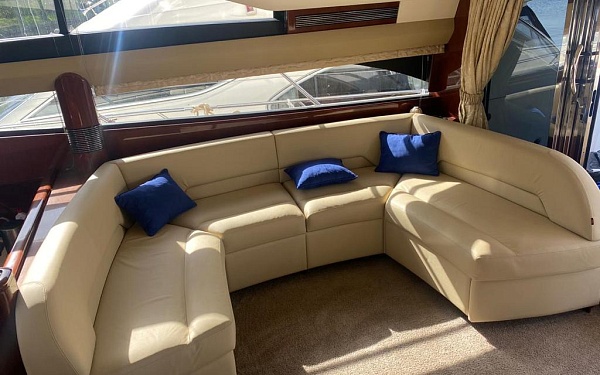 Аренда моторной яхты Princess 57 в Москве - диван