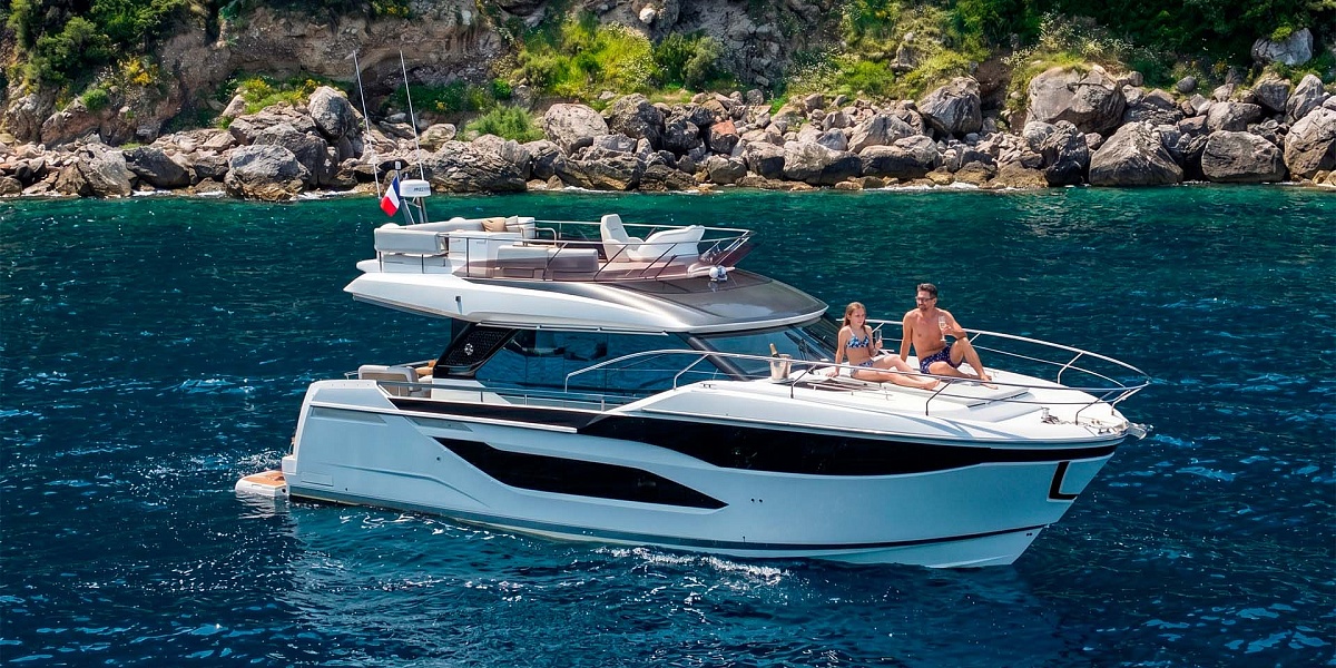 Аренда яхты Prestige F4.9 на Майорке - на якоре в лагуне