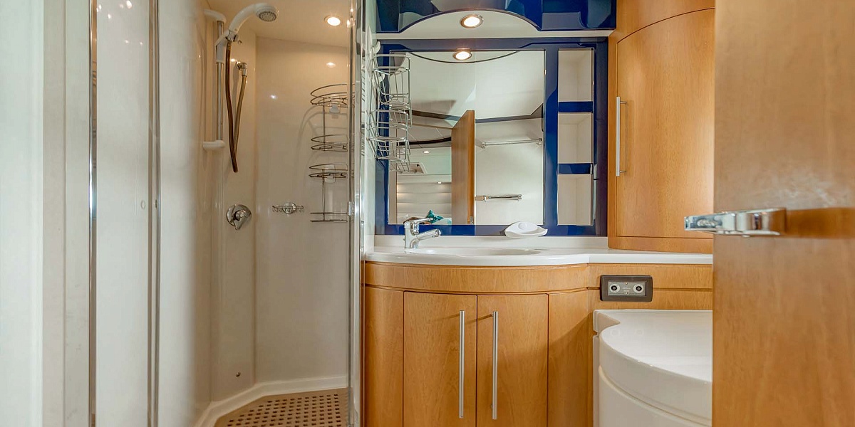 Аренда яхты Riva 70 Aria Blue на Пхукете - душ