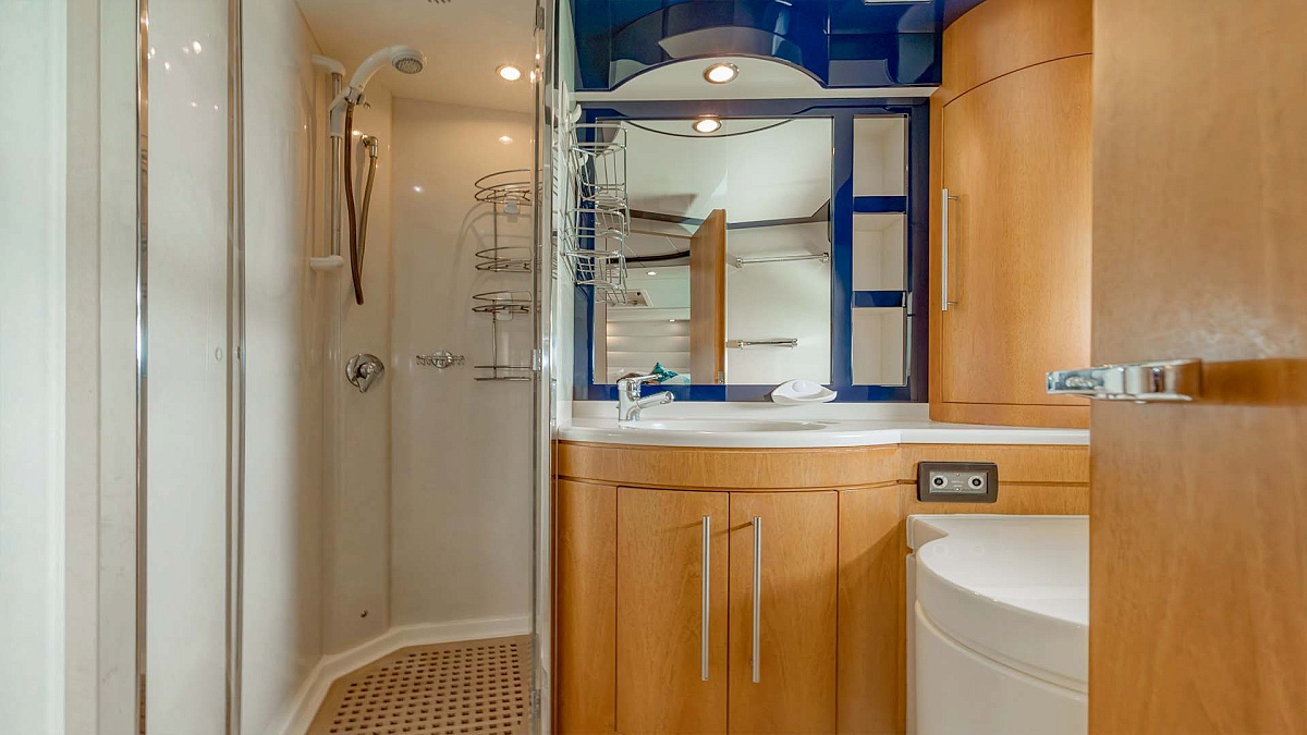 Аренда яхты Riva 70 Aria Blue на Пхукете - душ
