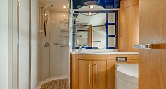 Аренда яхты Riva 70 Aria Blue на Пхукете - душ