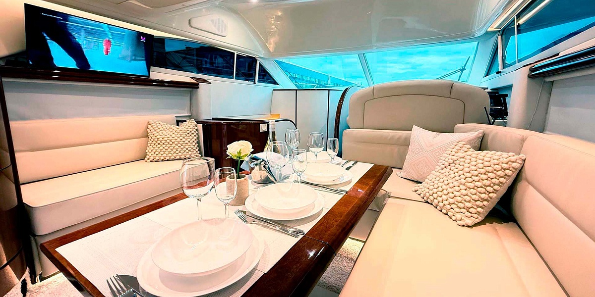Аренда яхты Fairline Phantom 40 в Москве и Подмосковье - салон