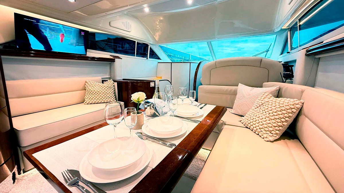 Аренда яхты Fairline Phantom 40 в Москве и Подмосковье - салон