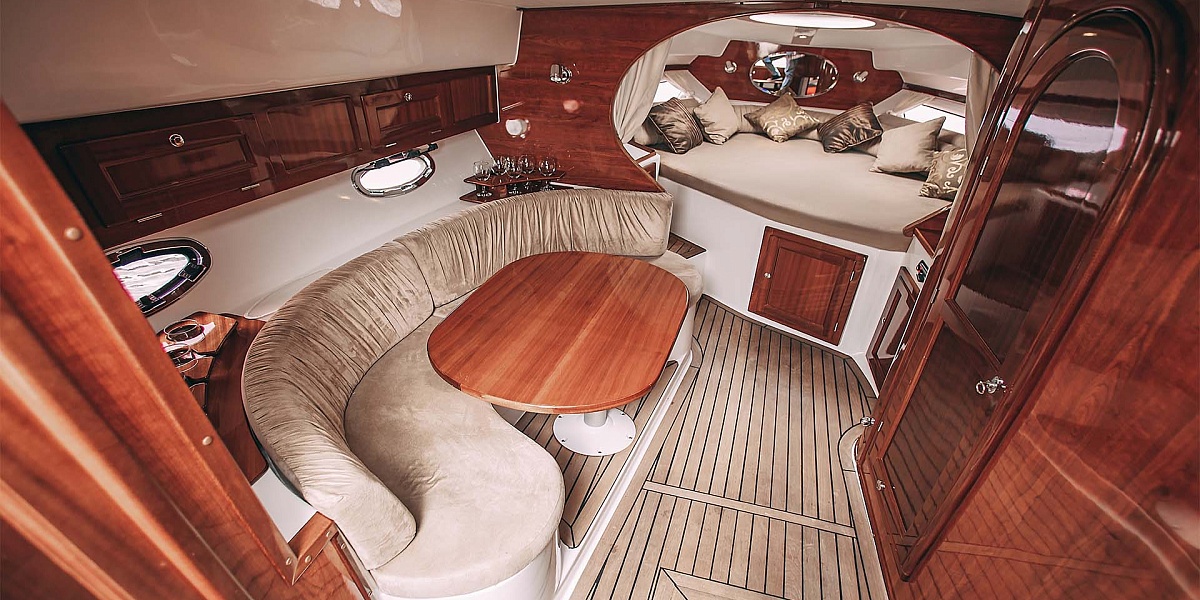 Аренда каютного катера Nordic 38 в Санкт-Петербурге - салон