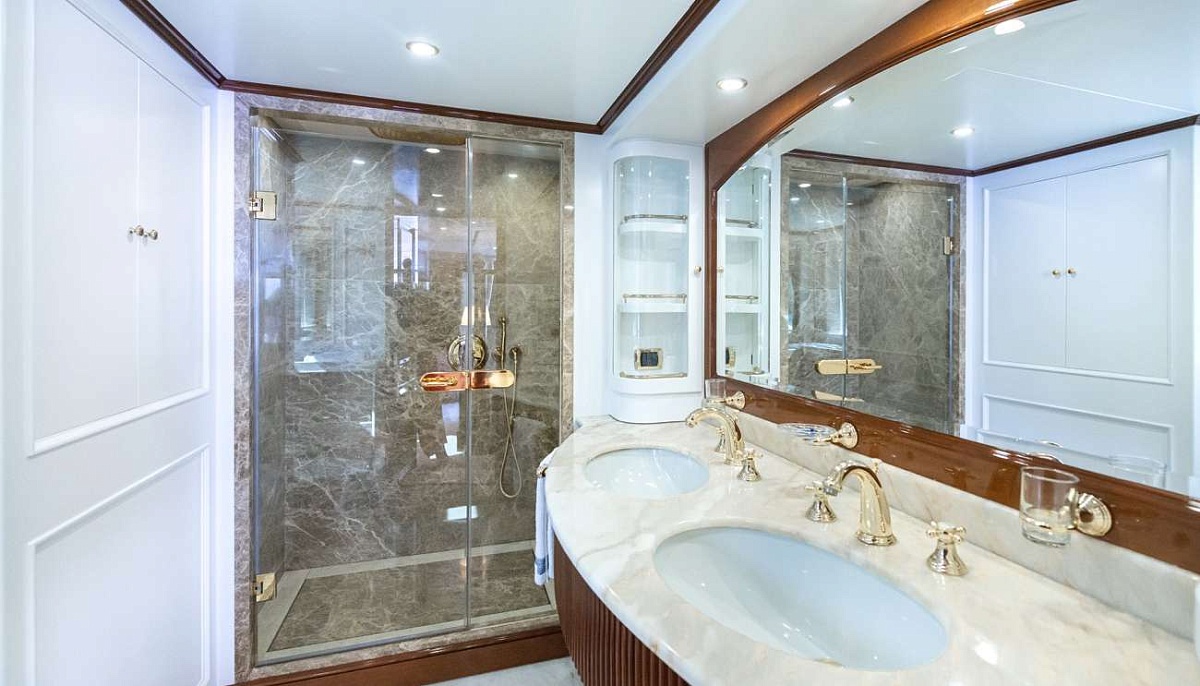 Ванная на яхте Benetti 115