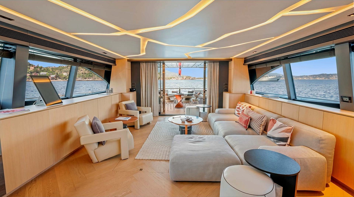 Аренда мега яхты Ferretti 881 во Франции, зона отдыха в салоне