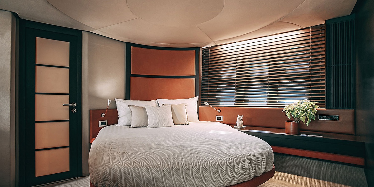 Аренда моторной яхты Azimut 62S в Санкт-Петербурге