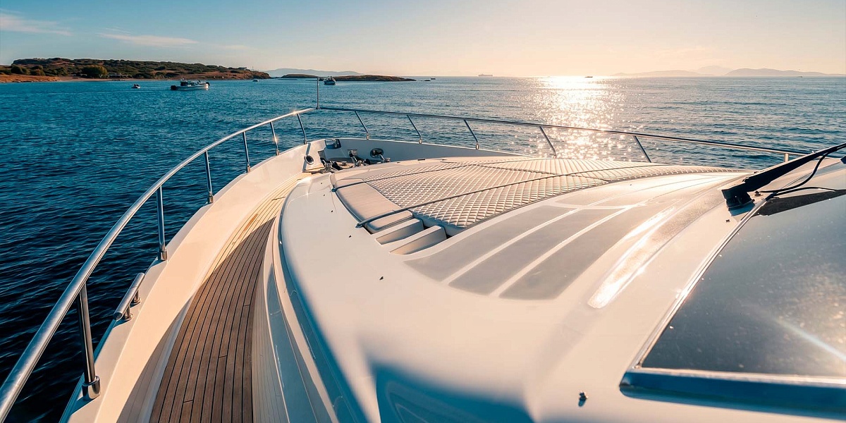 Аренда яхты Ferretti 68 на Миконосе - лежаки на носу