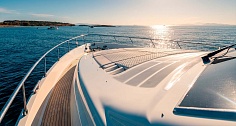 Аренда яхты Ferretti 68 на Миконосе - лежаки на носу
