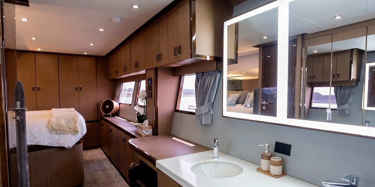 Продажа моторного катамарана Floeth Yachts Solstice 67 на Пхукете - ванная в мастер каюте