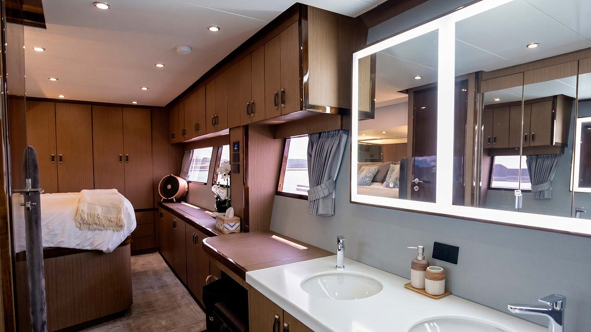 Продажа моторного катамарана Floeth Yachts Solstice 67 на Пхукете - ванная в мастер каюте