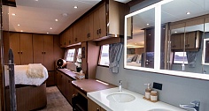 Продажа моторного катамарана Floeth Yachts Solstice 67 на Пхукете - ванная в мастер каюте