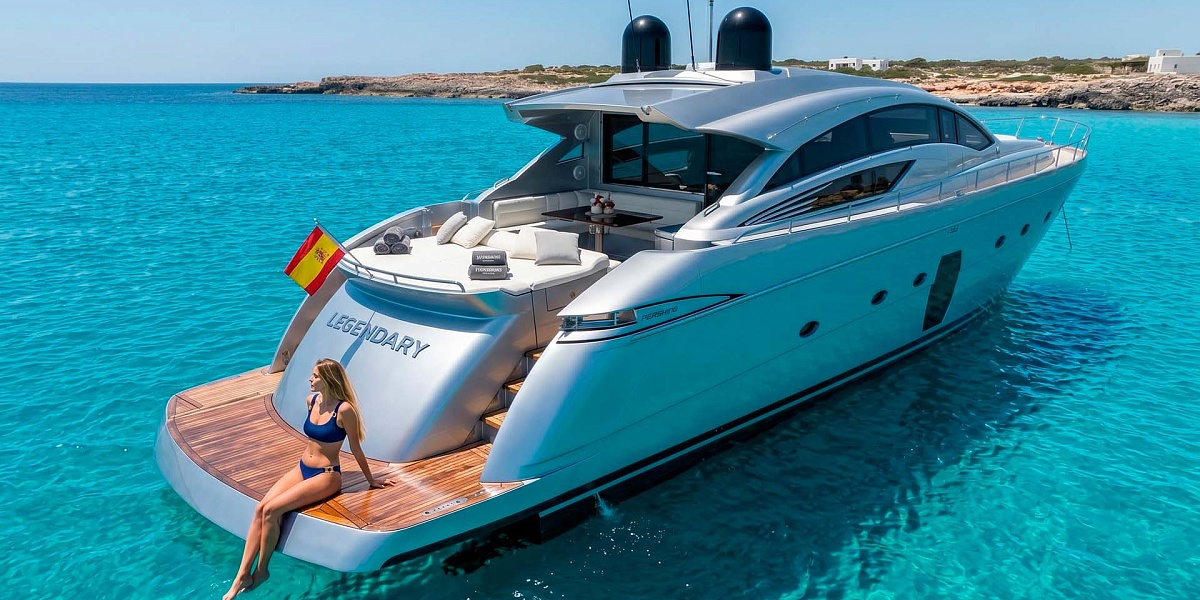 Аренда яхты  Pershing 72 на Ибице - девушка на купальной платформе