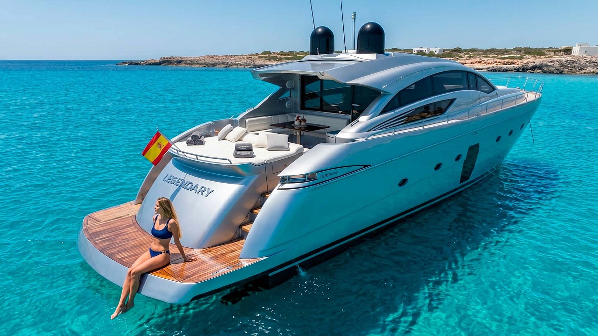 Аренда яхты  Pershing 72 на Ибице - девушка на купальной платформе