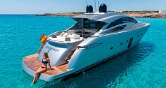Аренда яхты  Pershing 72 на Ибице - девушка на купальной платформе